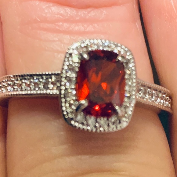 Lovely classic Ruby Ring - Picture 2 of 3